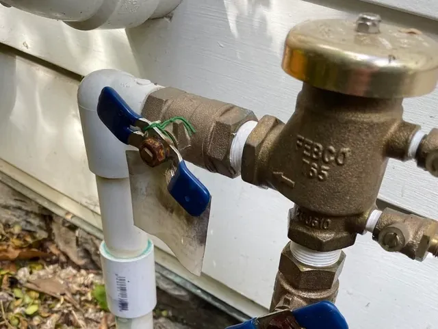 Irrigation system backflow vacuum breaker