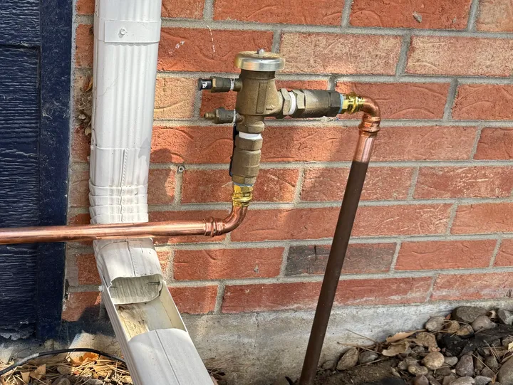 Irrigation system backflow vacuum breaker