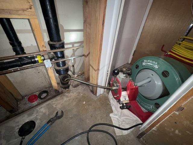 24/7 emergency drain cleaning service responding to urgent sewer backup at night